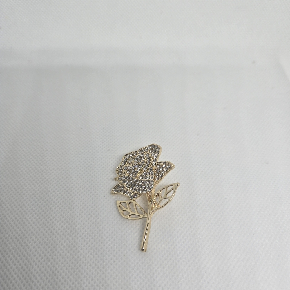 Elegant Gold Leaf Brooch - Picture 4 of 5